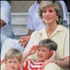 Le prince Harry et le prince William avec leur mère Lady Di en août 1987 à Majorque.