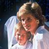 Le prince Harry, un mois avant son 3e anniversaire, dans les bras de sa mère Lady Di en août 1987 à Majorque.