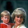 Le prince Harry, un mois avant son 3e anniversaire, dans les bras de sa mère Lady Di en août 1987 à Palma de Majorque.