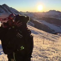 Marine Lorphelin et son petit ami Zack : Baiser passionné en altitude !