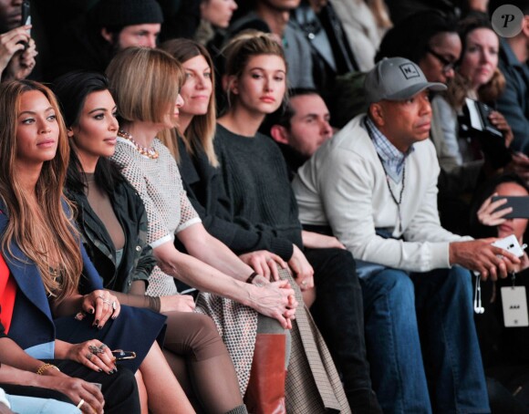Beyoncé, Kim Kardashian, Anna Wintour, Virginia Smith, Hailey Baldwin et Russell Simmons assistent à la présentation de la collection YEEZY SEASON 1 (adidas Originals x Kanye West) au studio Skylight Clarkson Square. New York, le 12 février 2015.