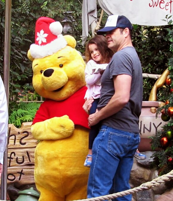 Exclusif - Vince Vaughn s'amuse avec son fils Vernon à Disneyland à Anaheim, le 19 décembre 2014. Plus tard dans la journée, Kyla (la femme de l'acteur) et Lochlyn (leur fille) les ont rejoint afin de profiter des autres attractions en famille!  ailroad. 19/12/200419/12/2014 - Anaheim