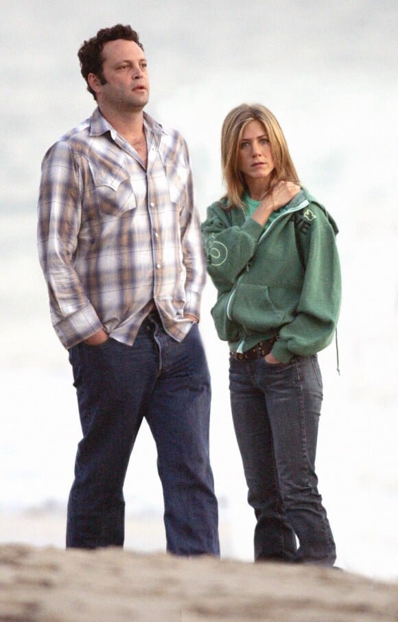 Jennifer Aniston et Vince Vaughn lors d'une romantique balade sur la plage à Malibu, le 5 novembre 2005  