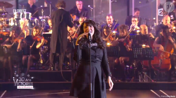 Indila sur la scène des 30e Victoires de la musique, au Zénith de Paris, le 13 février 2014.