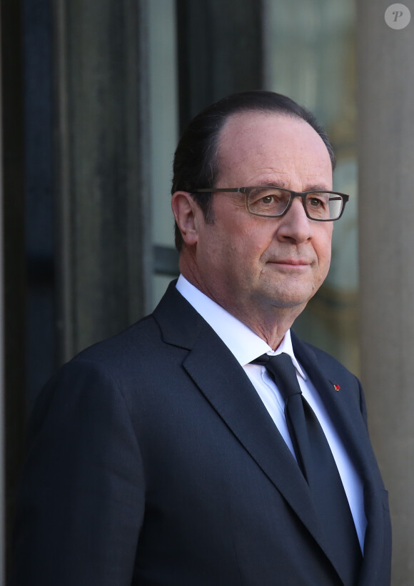 Le président de la république François Hollande attend l'arrivée du nouveau premier ministre grec Alexis Tsipras au palais de l'Elysée à Paris, le 4 février 2015.