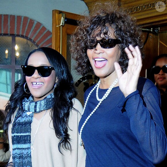Whitney Houston et sa fille Bobbi Kristina à la sortie du Medical Building de Beverly Hills, à Los Angeles, le 9 février 2011