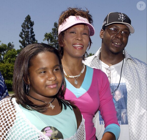 Whitney Houston, Bobby Brown et leur fille Bobbi Kristina au Disneyland d'Anaheim, le 7 août 2004