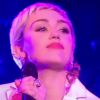 Miley Cyrus lors de sa performance pour le 40ème anniversaire du Saturday Night Live le 15 février dernier, elle a interprété le titre 50 Ways To Leave Your Lover de Paul Simon.