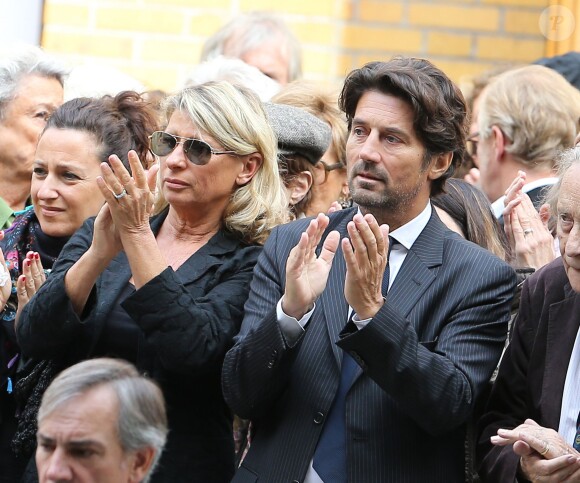 Bruno Madinier et sa femme - Obsèques de Pierre Mondy à Paris le 20 septembre 2012.
