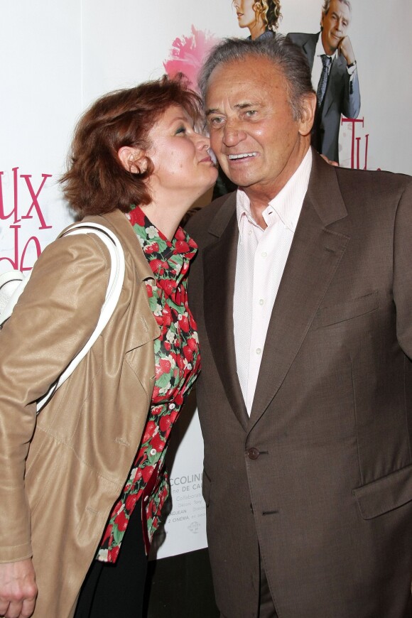 Roger Hanin et sa compagne Agnès Berdugo - Première du film "Tu peux garder un secret ?" à l'Elysée Biarritz à Paris. Le 5 mai 2008.