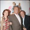 Roger Hanin, sa compagne Agnès Berdugo et le réalisateur Alexandre Arcady - Première du film "Tu peux garder un secret ?" à l'Elysée Biarritz à Paris. Le 5 mai 2008.