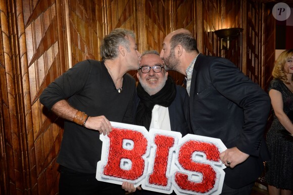 Dominique Farrugia entre Kad Merad et Franck Dubosc - Les acteurs du film "Bis" posent lors de l'avant-première au cinéma Gaumont Capucines Opéra à Paris, le 10 février 2015.