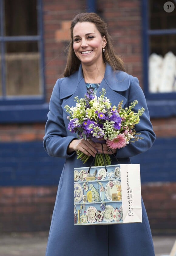 Kate Middleton, enceinte, en visite dans une usine d'Emma Bridgewater à Stoke on Trent le 18 février 2015