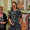 Kate Middleton, enceinte, en visite dans un centre de la fondation Action for Children le 18 février 2015 à Smethwick
