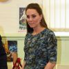 Kate Middleton, enceinte, en visite dans un centre de la fondation Action for Children le 18 février 2015 à Smethwick