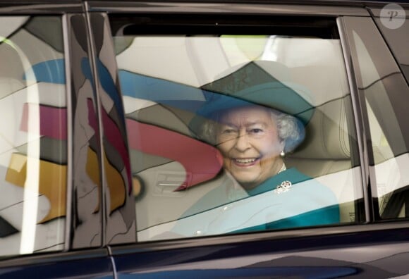 La reine Elizabeth II arrivant le 30 octobre 2014 à l'inauguration d'une nouvelle usine Jaguar Land Rover.