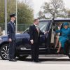 La reine Elizabeth II arrivant le 30 octobre 2014 à l'inauguration d'une nouvelle usine Jaguar Land Rover.
