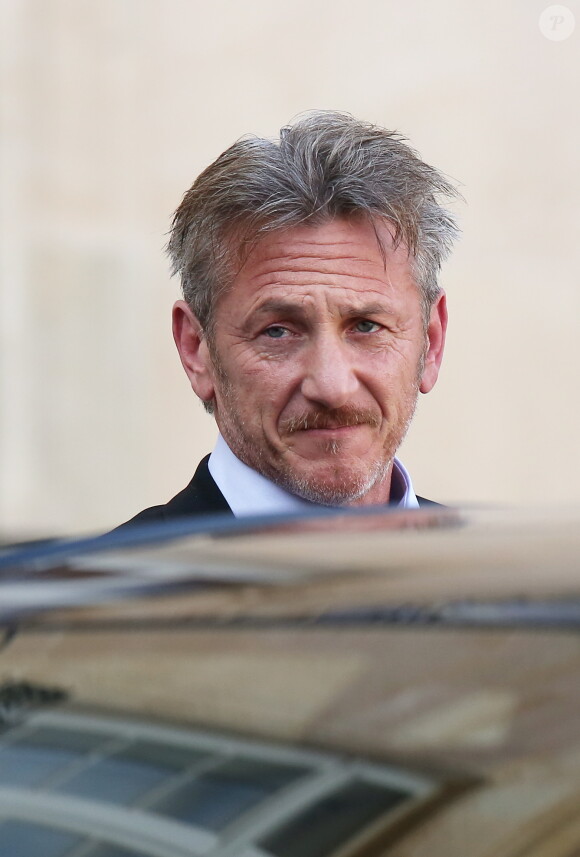 Sean Penn quitte le palais de l'Elysée à Paris, le 19 février 2015, après sa rencontre avec le président français François Hollande.