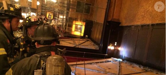Dans le restaurant Balthazar à New York, les pompiers dégagent le grand miroir brisé, après l'hospitalisation d'Arnaud Montebourg.