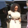 Oprah Winfrey accroche sa robe à la portière de sa voiture à son arrivée à la Soirée "Film Independent Spirit Awards" à Santa Monica le 21 février 2015.