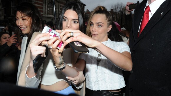 Fashion Week : Kendall Jenner et Cara Delevingne, copines chic au défilé Topshop
