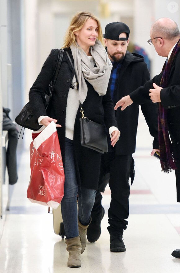 Cameron Diaz et son fiancé Benji Madden au JFK airport de New York le 17 décembre 2014.