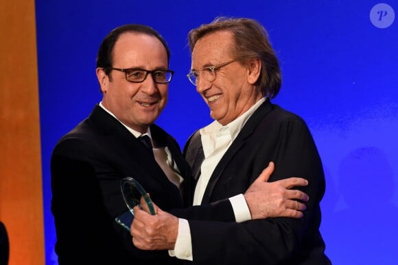 François Hollande remet le prix du Crif au le réalisateur Alexandre Arcady pour son film "24 jours" - 30e dîner annuel du Conseil représentatif des institutions juives de France (Crif) à l'Hôtel Pullman à Paris, le 23 février 2015.