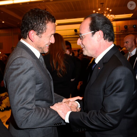 Dany Boon et le président François Hollande au 30e dîner annuel du Conseil représentatif des institutions juives de France (Crif) à l'Hôtel Pullman à Paris, le 23 février 2015.