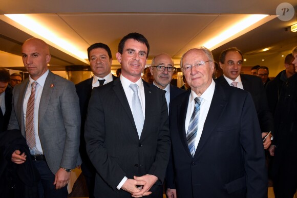Le Premier ministre Manuel Valls, le vice-president du Crif Francis Kalifat et le président du Crif Roger Cukierman au 30e dîner annuel du Conseil représentatif des institutions juives de France (Crif) à l'Hôtel Pullman à Paris, le 23 février 2015.