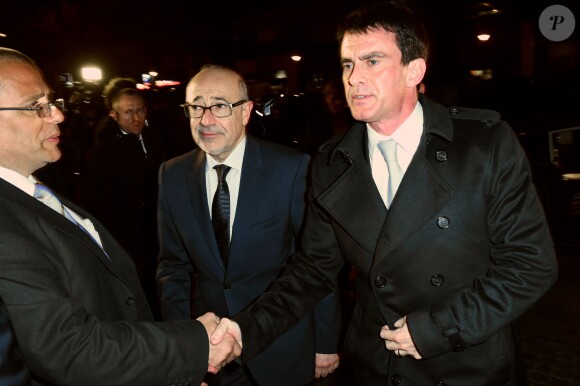 Le vice-president du Crif Francis Kalifat et le Premier ministre Manuel Valls au 30e dîner annuel du Conseil représentatif des institutions juives de France (Crif) à l'Hôtel Pullman à Paris, le 23 février 2015.