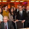 le président de l'Assemblée nationale Claude Bartolone, des étudiants et François Hollande au 30e dîner annuel du Conseil représentatif des institutions juives de France (Crif) à l'Hôtel Pullman à Paris, le 23 février 2015.