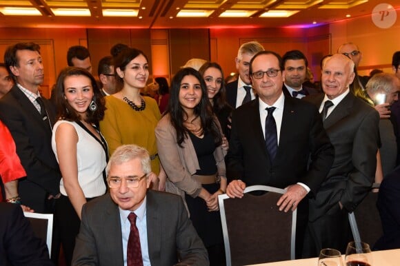 le président de l'Assemblée nationale Claude Bartolone, des étudiants et François Hollande au 30e dîner annuel du Conseil représentatif des institutions juives de France (Crif) à l'Hôtel Pullman à Paris, le 23 février 2015.
