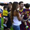 Lionel Messi avec sa compagne Antonella Roccuzzo et leur fils Thiago dans le stade du FC Barcelone, le 3 mai 2014.