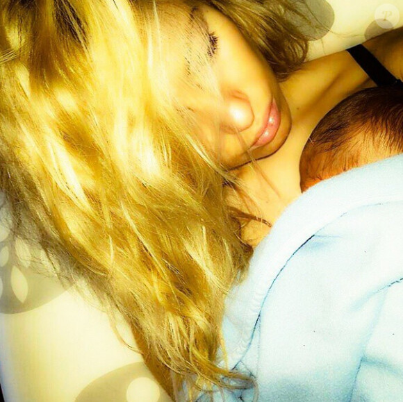 Stéphanie Clerbois (Secret Story 4), est maman depuis le 13 février 2015. Elle ne cesse de poster des photos de son bébé. Février 2015.