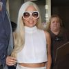 Récemment fiancée avec Taylor Kinney, Lady Gaga arrive à l'aéroport de Los Angeles et cache son alliance dans la poche de sa jupe le 17 février 2015. 