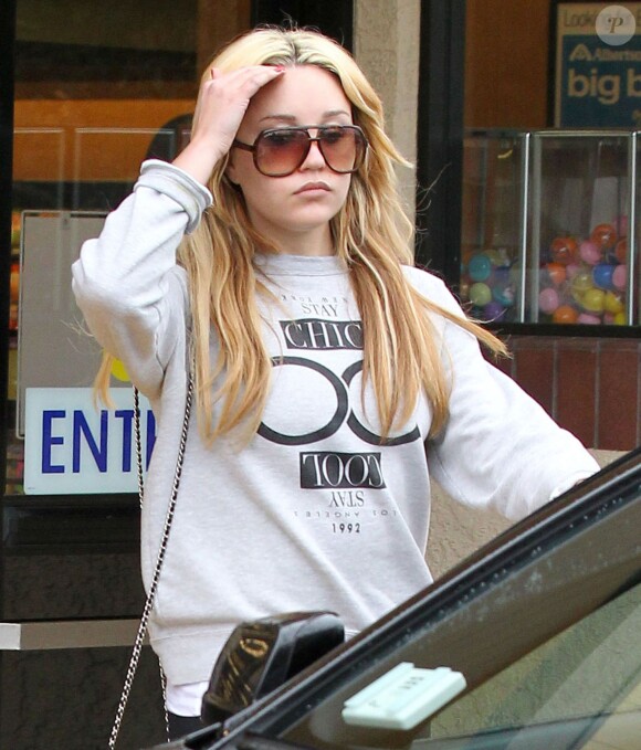 Exclusif - Amanda Bynes et son père Rick sont allés faire des courses chez Albertson à Thousand Oaks. Le 2 mars 2014  For Germany Call for price - Exclusive... 51344469 Troubled actress Amanda Bynes and her father Rick make a quick stop at an Albertson's grocery store in Thousand Oaks, California on March 2, 2014.02/03/2014 - Thousand Oaks