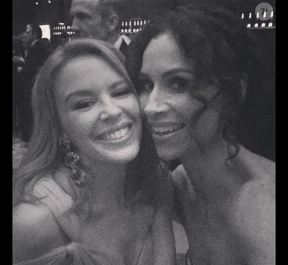 Minnie Driver pose avec Kylie Minogue, elle a ajouté une photo à son compte Instagram le 23 février 2015 alors qu'elle assistait à la soirée Vanity Fair juste après la cérémonie des Oscars.