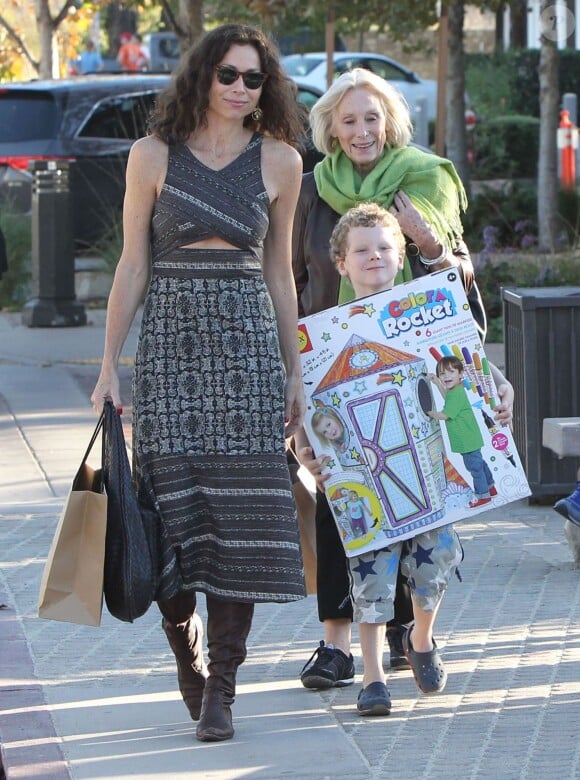Minnie Driver fait du shopping avec son fils Henry chez Kitson kids à Malibu, le 22 novembre 2014  