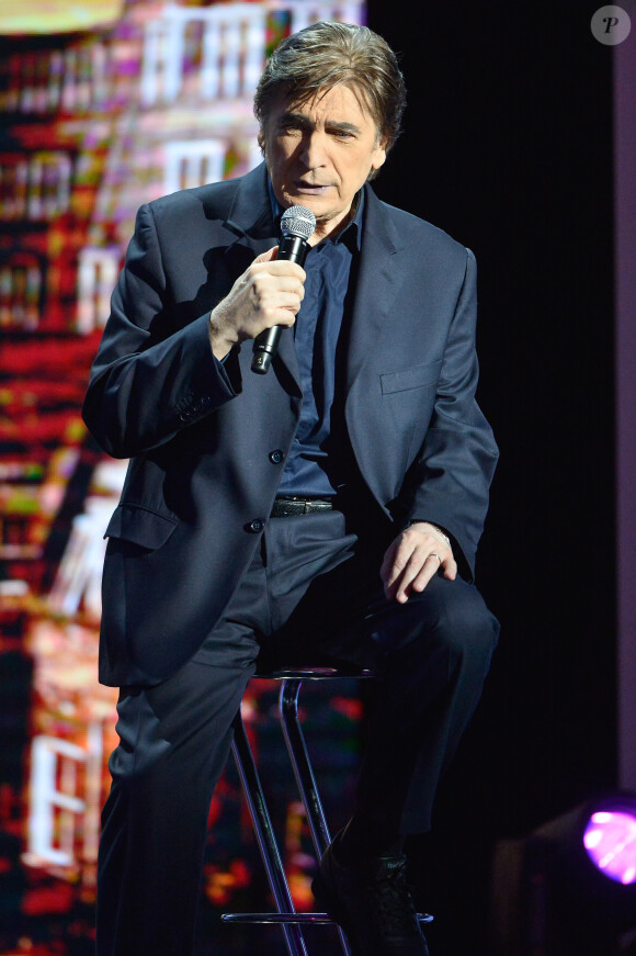 Serge Lama los de l'Enregistrement de l'émission "Hier Encore" avec Charles Aznavour à l'Olympia le 20 mai 2014. 