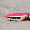 Kat Torres pose avec une planche de surf lors d'un photoshoot pour la marque 138 Water, sur la plage à Malibu, le 24 février 2015.