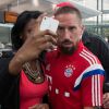 Franck Ribéry, sa barbe-bouc et ses fans à l'aéroport de Munich, le 30 juillet 2014, avant son départ pour les Etats-Unis