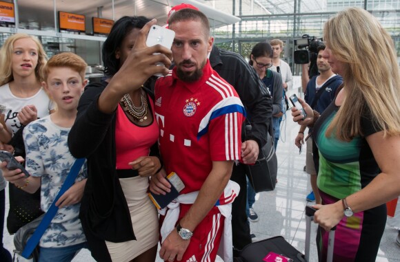 Franck Ribéry, sa barbe-bouc et ses fans à l'aéroport de Munich, le 30 juillet 2014, avant son départ pour les Etats-Unis