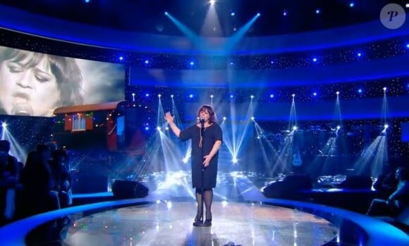 La chanteuse Lisa Angell sur le plateau de l'émission Le Grand Show sur France 2 le 28 février 2015