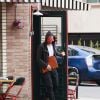 Ryan Gosling est allé prendre le petit déjeuner chez "Little Dom" à Los Feliz, le 27 février 2015. On peut voir sur ses doigts écrit "Esme", diminutif du prénom de sa fille, Esmeralda