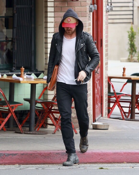 Ryan Gosling est allé prendre le petit déjeuner chez "Little Dom" à Los Feliz, le 27 février 2015. On peut voir sur ses doigts écrit "Esme", diminutif du prénom de sa fille, Esmeralda