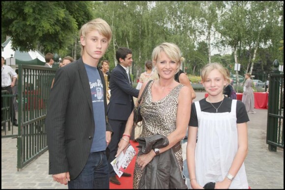 Sophie Davant et ses enfants Nicolas et Valentine en 2008 à Paris