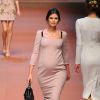 Bianca Balti, enceinte de son deuxième enfant, défile pour Dolce & Gabbana (collection automne-hiver 2015-2016) à Milan. Le 1er mars 2015.