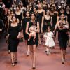 Bianca Balti, enceinte, mène le final du défilé Dolce & Gabbana automne-hiver 2015-2016 à Milan. Le 1er mars 2015.