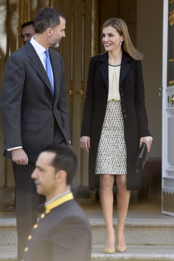Le roi Felipe VI et la reine Letizia d'Espagne, très détendus, accueillaient le 1er mars 2015 le président colombien Juan Manuel Santos et sa femme Maria Clemencia Rodriguez, lors d'une cérémonie de bienvenue au palais du Pardo, suivie d'un déjeuner au palais de la Zarzuela, à Madrid.