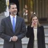 Letizia rit aux larmes en attendant les invités... Le roi Felipe VI et la reine Letizia d'Espagne accueillaient le 1er mars 2015 le président colombien Juan Manuel Santos et sa femme Maria Clemencia Rodriguez, lors d'une cérémonie de bienvenue au palais du Pardo, suivie d'un déjeuner au palais de la Zarzuela, à Madrid.